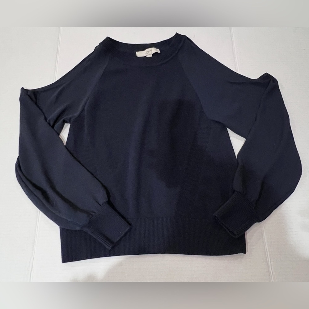 LOFT Cold Shoulder top with chiffon sleeves size XS. Pre-owned navy blue
